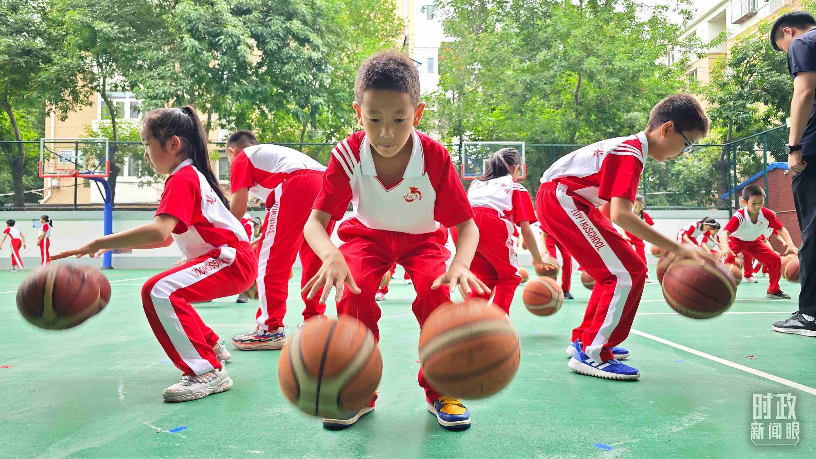 △學(xué)生正在打籃球。（總臺央視記者彭漢明拍攝）