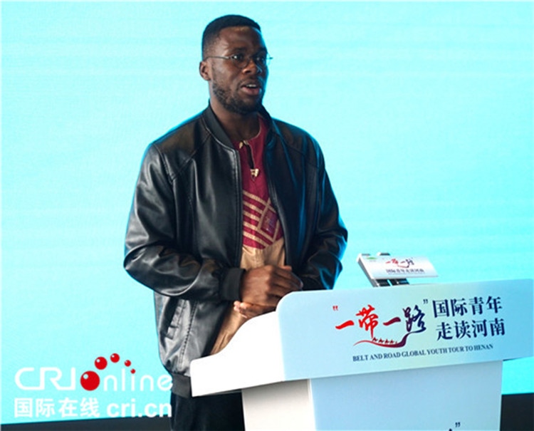 國(guó)際青年代表奕曉龍發(fā)言。賈親親 攝