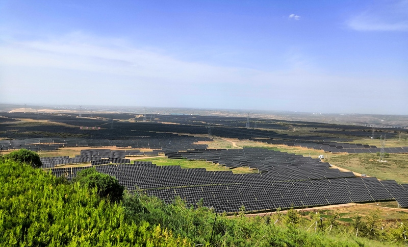 伊金霍洛旗天驕綠能50萬千瓦采煤沉陷區(qū)生態(tài)治理光伏發(fā)電示范項(xiàng)目一角。人民網(wǎng)記者 孫博洋攝