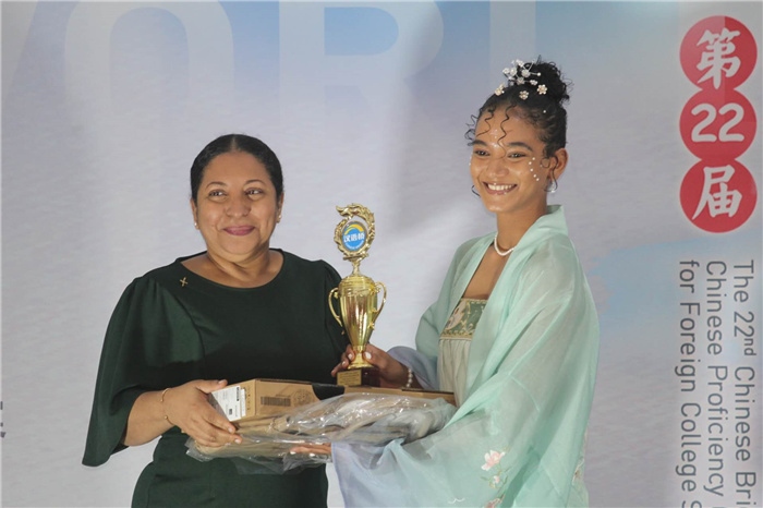 圭亞那大學(xué)校長默罕默德為獲獎選手頒發(fā)一等獎。圭亞那大學(xué)孔子學(xué)院供圖