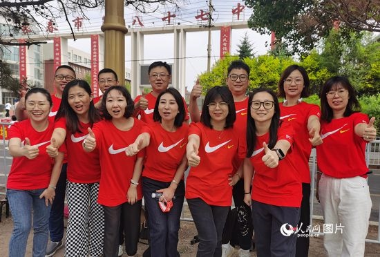 6月7日一早，陽光明媚，天氣涼爽，在長春市第八十七中學(xué)，考生們正陸續(xù)進(jìn)入考場。親友團(tuán)為參加高考的學(xué)子們加油鼓勁。人民網(wǎng)記者 王帝元攝