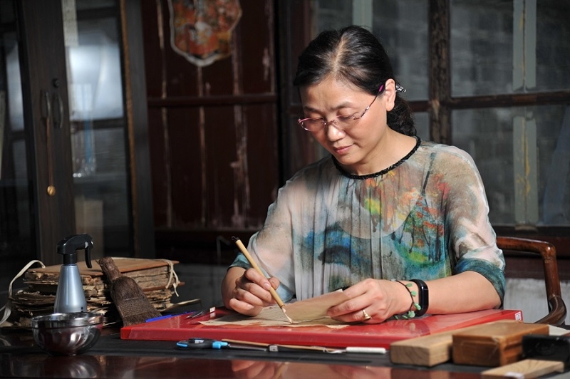 天一閣古籍修復(fù)師工作場(chǎng)景。天一閣博物院供圖