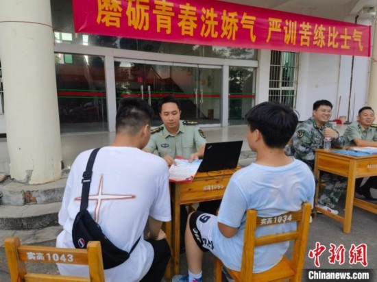 專武干部在講解相關(guān)政策。韋碩 攝