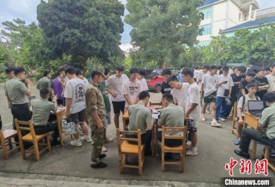 專武干部在發(fā)放兵役登記證。韋碩 攝