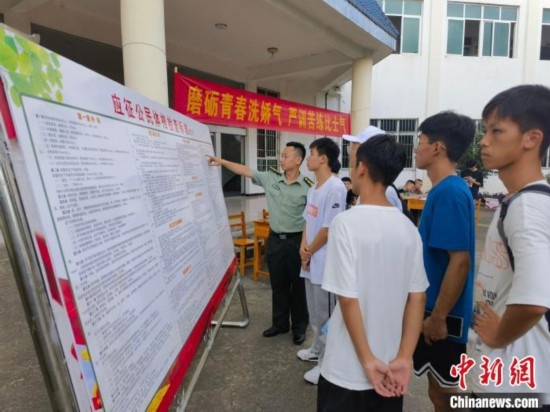 專武干部在講解應(yīng)征體檢標(biāo)準(zhǔn)。韋碩 攝