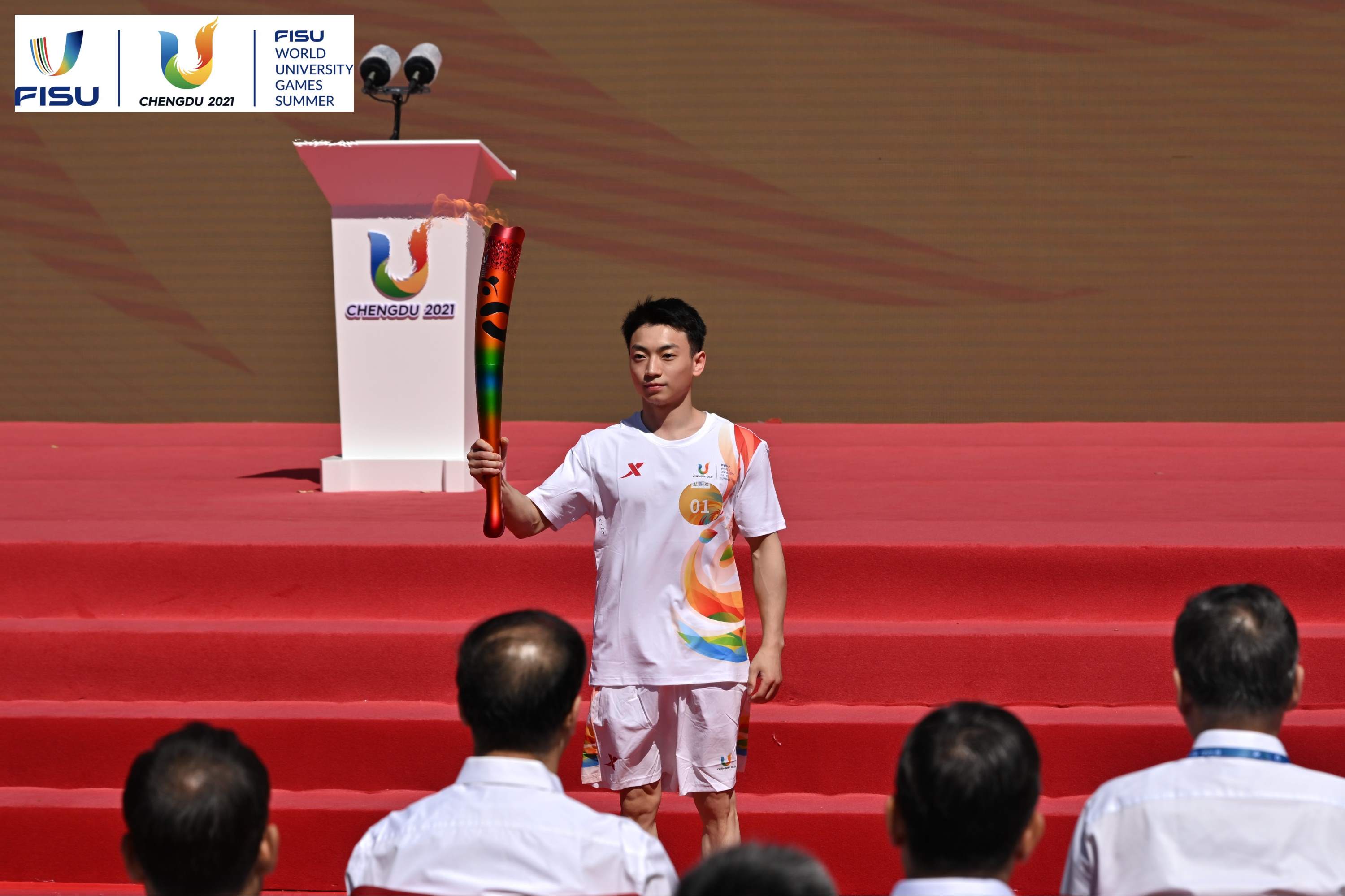 成都大運(yùn)會火炬手、奧運(yùn)冠軍鄒敬園高舉火炬。 圖片來源：成都大運(yùn)會執(zhí)委會供圖