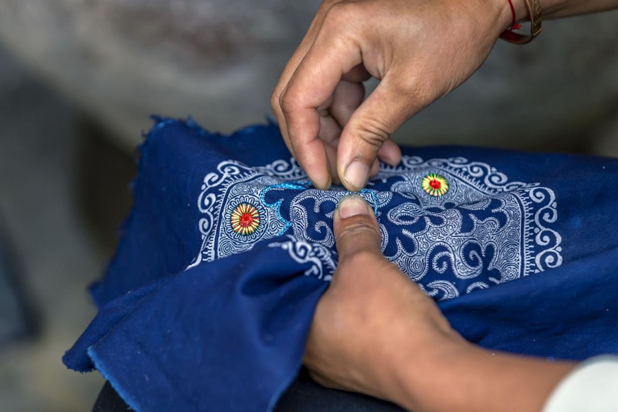 在貴州省黔西市新仁苗族鄉(xiāng)化屋村，村民在制作苗繡。新華社記者 范暉 攝