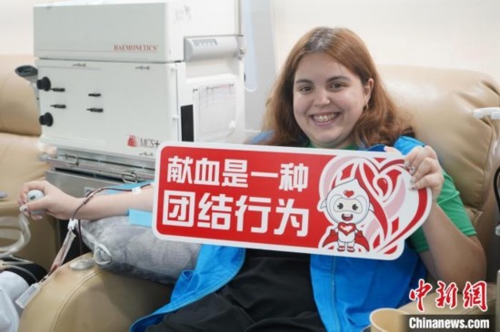 6月13日，在第20個世界獻血者日前夕，20名在贛留學(xué)生組團前往血站獻血。吳迪 攝