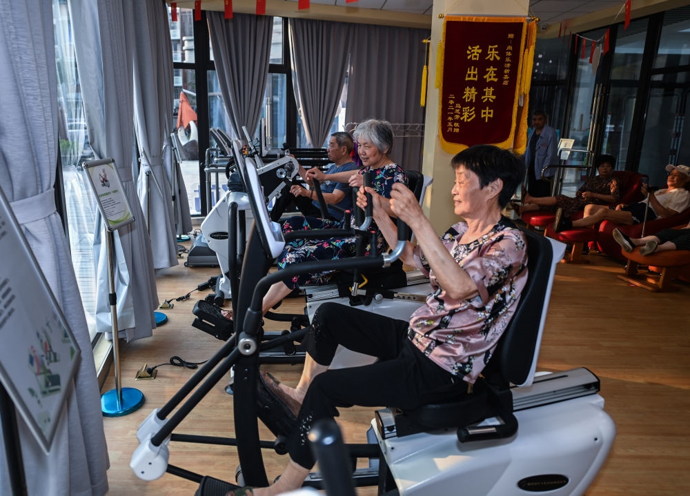 在浙江嘉興市南湖區(qū)新嘉街道電子社區(qū)鄰里中心的長(zhǎng)者運(yùn)動(dòng)健康之家內(nèi)，老人們?cè)谶M(jìn)行器械鍛煉（2023年6月14日攝）。新華社記者 徐昱 攝
