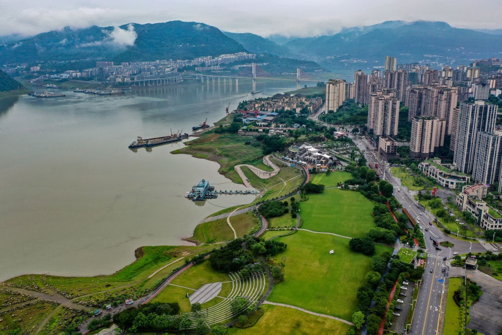 這是2023年6月7日拍攝的位于重慶市云陽(yáng)縣的云陽(yáng)城區(qū)環(huán)湖綠道（無(wú)人機(jī)照片）。當(dāng)?shù)貙⑸鷳B(tài)治理與生態(tài)修復(fù)結(jié)合起來(lái)，兼顧城市旅游和運(yùn)動(dòng)休閑等功能需要，打造環(huán)縣城兩江四岸33公里綠道。新華社記者 唐奕 攝