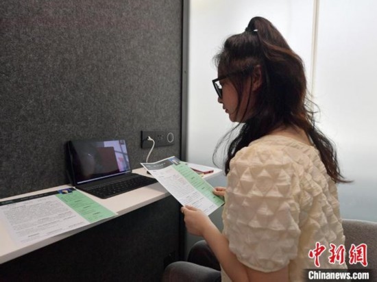 學(xué)生通過(guò)“云面試空間”進(jìn)行求職面試。劉棟 攝