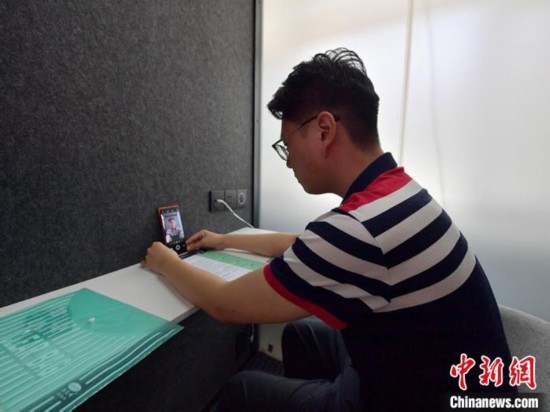 學(xué)生通過(guò)“云面試空間”進(jìn)行求職面試。劉棟 攝