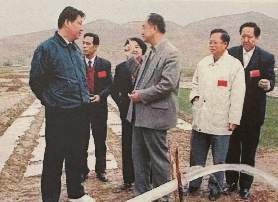 △1997年4月20日，習(xí)近平在寧夏固原市隆德縣調(diào)研。