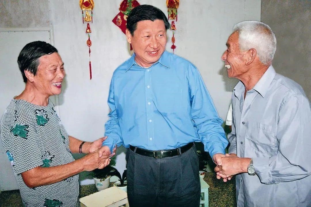 △2006年9月21日，習(xí)近平在浙江省舟山市普陀區(qū)東極鎮(zhèn)看望當(dāng)?shù)貪O民。