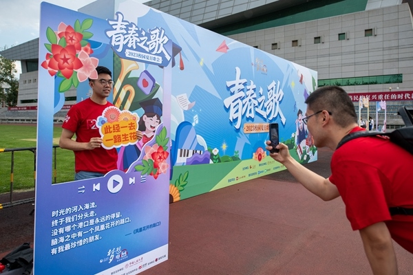 學(xué)生在市集打卡拍照。人民網(wǎng)記者 翁奇羽攝