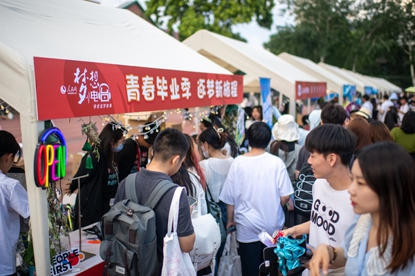 市集現(xiàn)場(chǎng)。人民網(wǎng)記者 翁奇羽攝