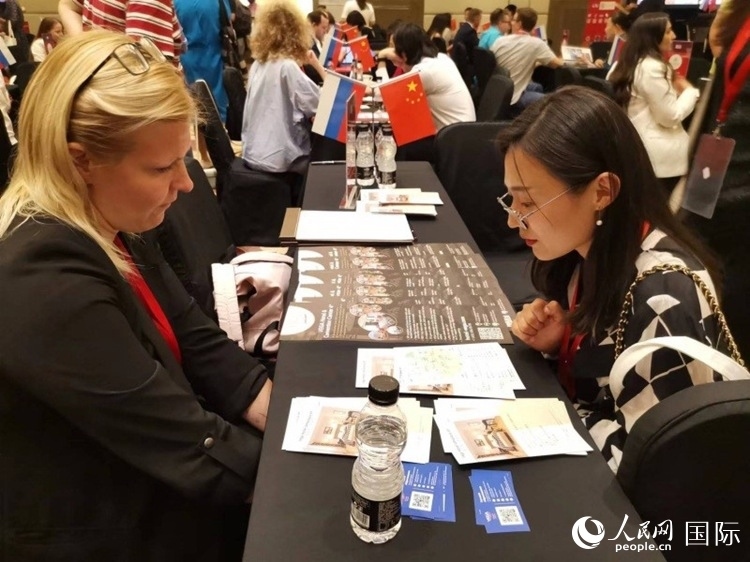 中俄旅游行業(yè)代表在北京路演活動現(xiàn)場面對面溝通。人民網(wǎng)記者 楊倩攝