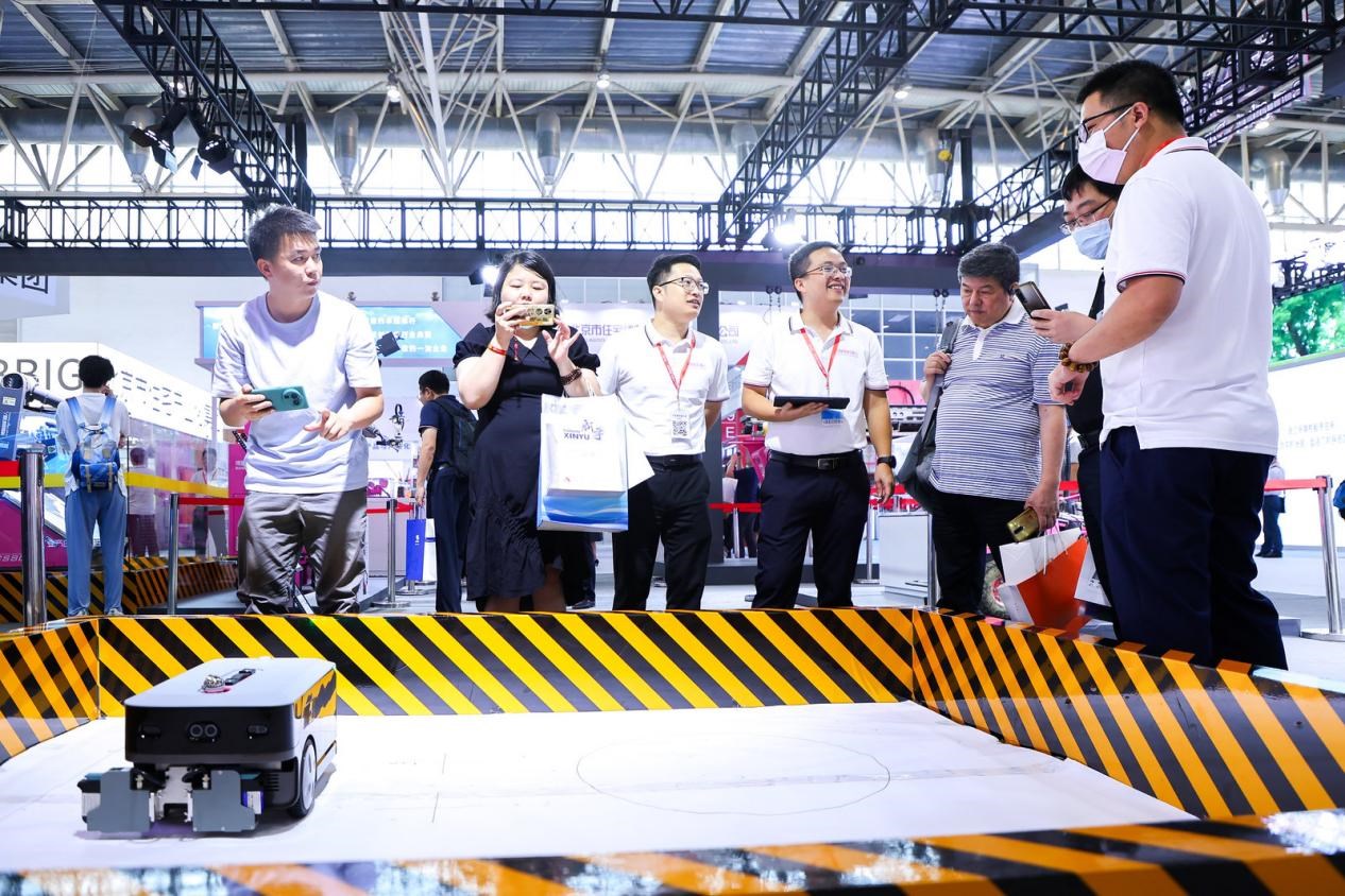 講解員向觀眾介紹智能劃線機器人。來源：受訪方供圖