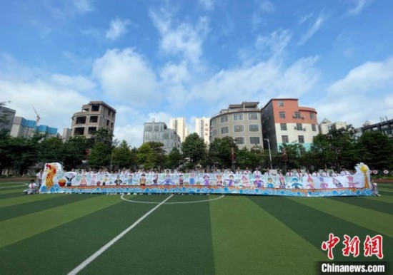 圖為學生們展示剛完成的長卷。 興業(yè)縣融媒體中心供圖