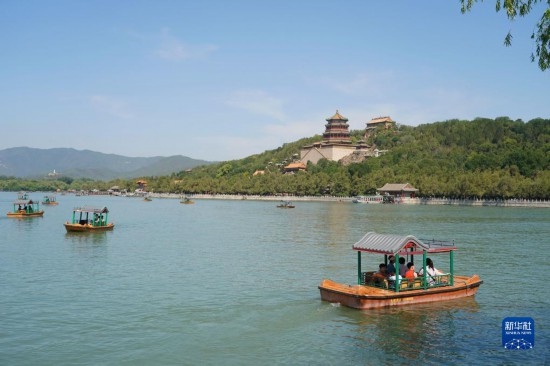 6月22日，游人在北京頤和園乘坐游船。新華社記者 任超 攝
