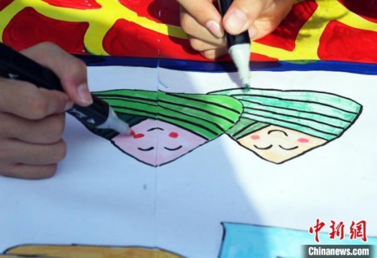 圖為長卷繪畫現(xiàn)場。 興業(yè)縣融媒體中心供圖