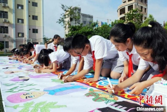 圖為學生們用手中畫筆在進行創(chuàng)作。 興業(yè)縣融媒體中心供圖