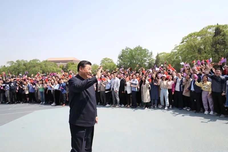 2021年4月19日，在清華大學(xué)建校110周年校慶日即將來(lái)臨之際，習(xí)近平來(lái)到清華大學(xué)考察。圖為習(xí)近平離開學(xué)校時(shí)，同師生們揮手致意。新華社記者 鞠鵬 攝