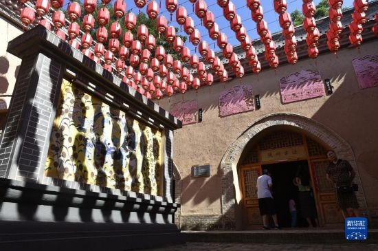 6月23日，游人在三門峽市陜州地坑院景區(qū)內(nèi)游覽。