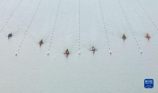6月23日，在江蘇省泰州市水上運動訓練基地，人們參加龍舟比賽（無人機照片）。