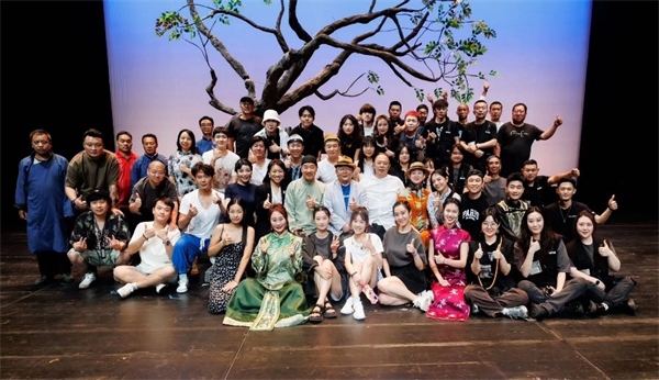 《斷金》百場演職人員合影。龍馬社供圖