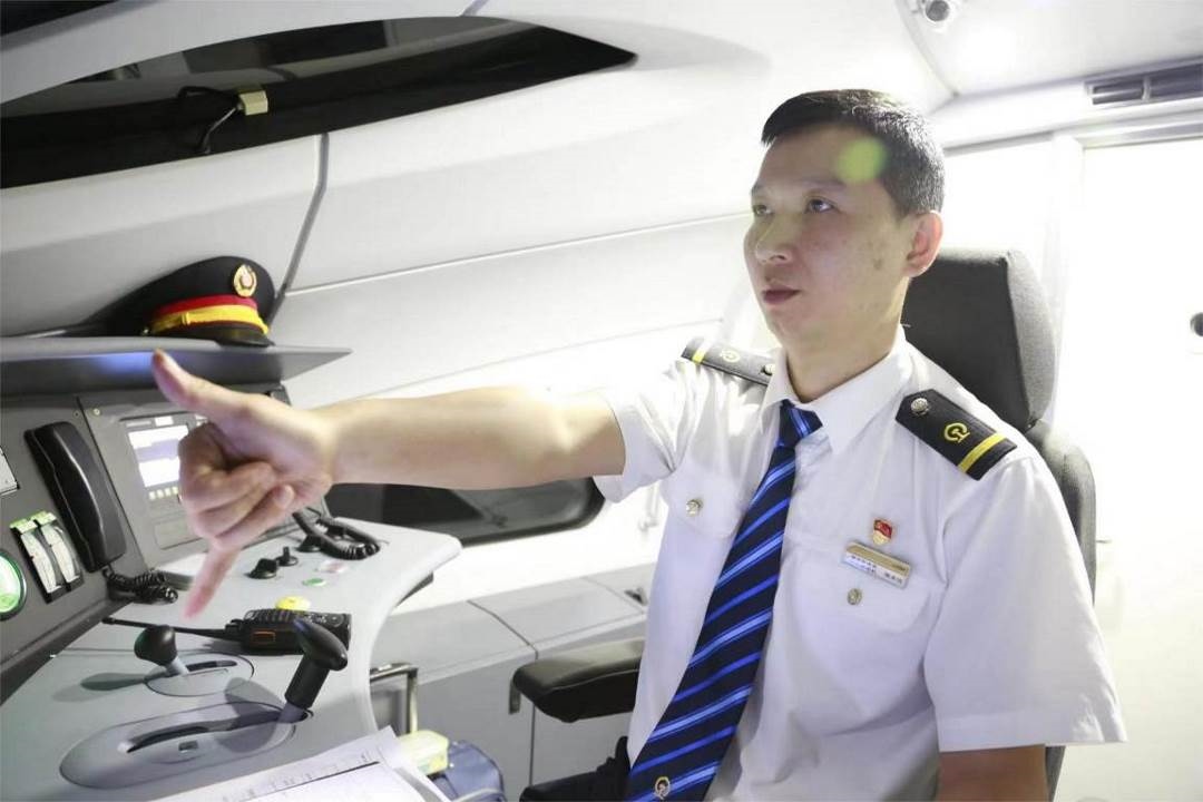 陳承儀駕駛動車組列車執(zhí)行標(biāo)準(zhǔn)作業(yè)。陳巍攝