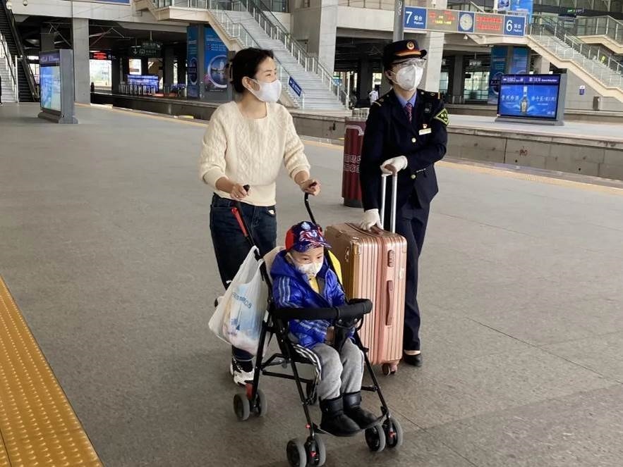 鄭海珠在站臺上引導(dǎo)旅客乘車。南昌鐵路供圖