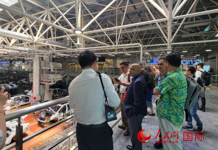 外媒記者在廣汽埃安車間參觀。人民網(wǎng) 寧玉瑛攝