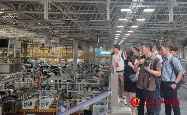 外媒記者在廣汽埃安車間參觀。人民網(wǎng) 寧玉瑛攝