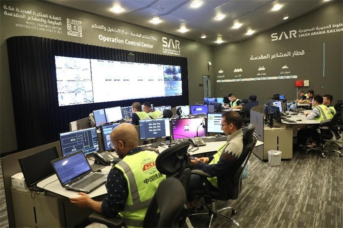 中外工作人員在控制室工作。中國鐵建供圖