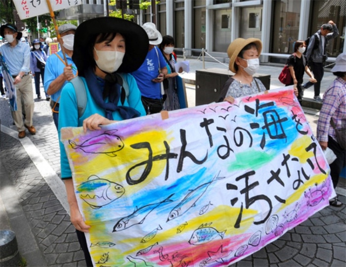 2023年6月20日，日本民眾在福島縣政府周圍舉行抗議活動，強(qiáng)烈反對核污水排海計劃，呼吁保護(hù)漁業(yè)資源。圖片來源：《朝日新聞》