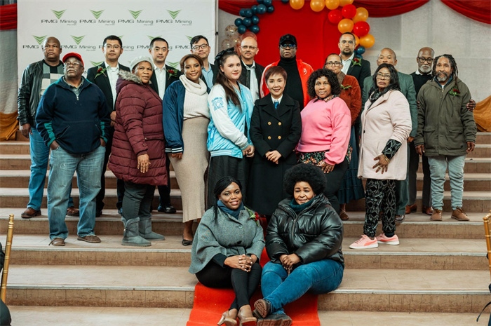 PMG礦業(yè)公司股東和管理團(tuán)隊(duì)和演講嘉賓合影。（圖片來源：廣西大錳南非PMG礦業(yè)有限公司）