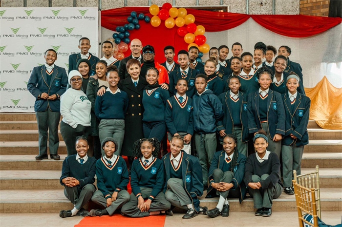 Blinkklip高中的學(xué)生們。（圖片來源：廣西大錳南非PMG礦業(yè)有限公司）