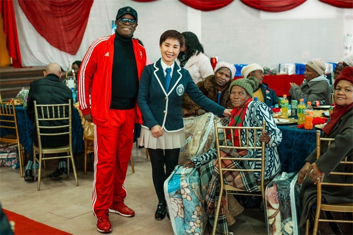 Micheal Mohala中將、黃琳與社區(qū)老人合影。（圖片來源：廣西大錳南非PMG礦業(yè)有限公司）