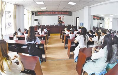  圖②：法院干警向參加活動(dòng)的學(xué)生和家長講解暑假安全教育知識(shí)。