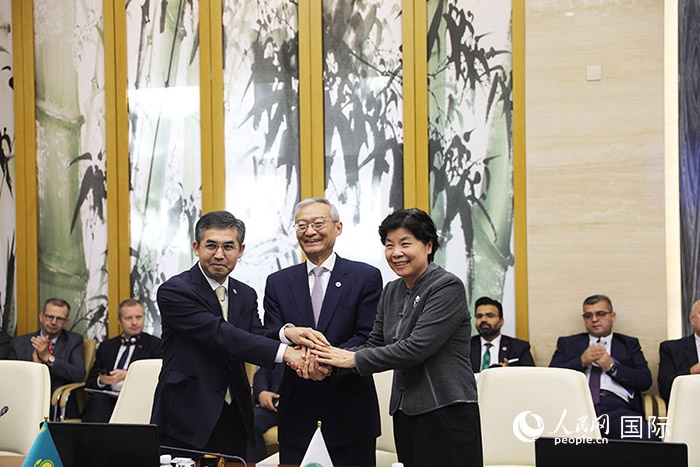 上合組織秘書處、哈駐華使館、上合組織睦鄰友好合作委員會簽署《聯(lián)合行動計劃》。人民網(wǎng) 俄布拉依攝