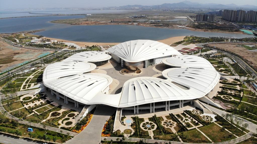 位于中國－上海合作組織地方經(jīng)貿(mào)合作示范區(qū)的青島·上合之珠國際博覽中心。新華社記者 李紫恒 攝