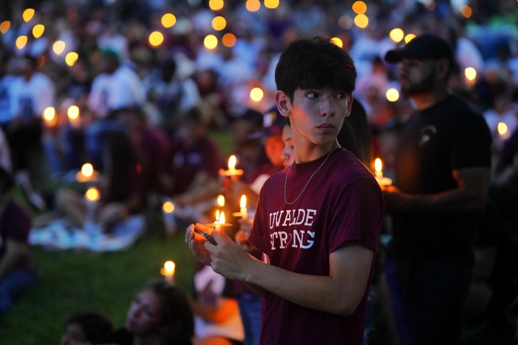 5月24日，在美國得克薩斯州小城尤瓦爾迪，人們參加守夜儀式悼念校園槍擊遇害者。當(dāng)日是美國尤瓦爾迪大規(guī)模校園槍擊事件一周年。新華社記者吳曉凌攝