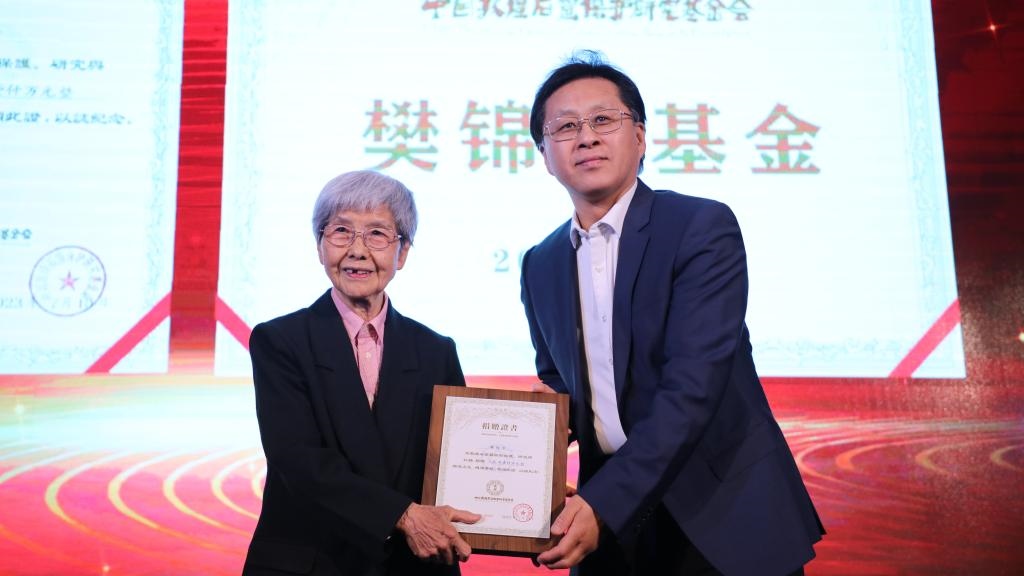 國家文物局黨組成員、副局長解冰（右）為樊錦詩（左）頒發(fā)捐贈證書。新華社記者張睿 攝