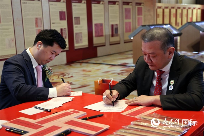 觀眾在展覽現(xiàn)場設(shè)置的體驗(yàn)區(qū)手寫“批信”。人民網(wǎng)記者楊一攝