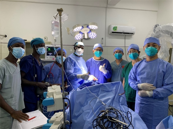 腦膿腫手術(shù)成功，全體參與手術(shù)的醫(yī)務(wù)工作者合影留念。中國(guó)第二十九批援幾內(nèi)亞醫(yī)療隊(duì)供圖
