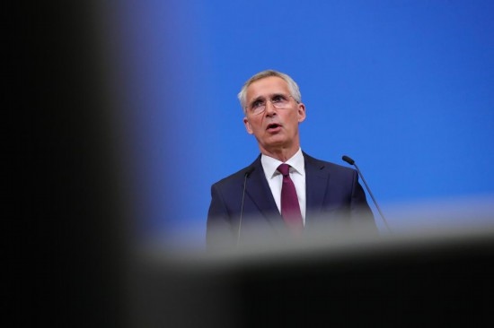 7月6日，在比利時(shí)布魯塞爾的北約總部，北約秘書(shū)長(zhǎng)斯托爾滕貝格在會(huì)議后召開(kāi)新聞發(fā)布會(huì)。新華社記者鄭煥松攝