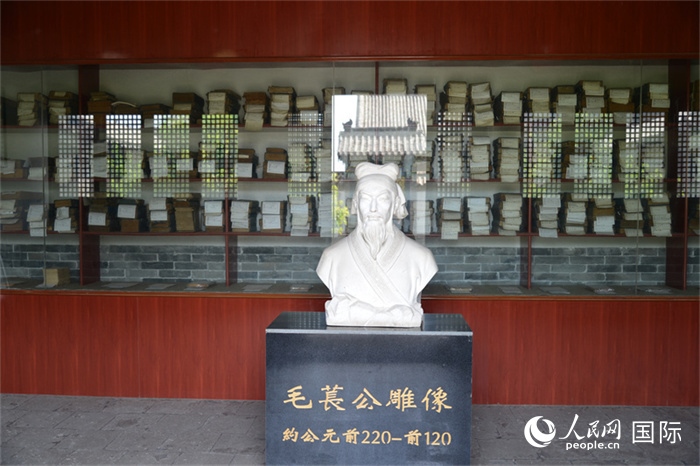 河間詩經(jīng)齋毛萇雕像。雕像后書櫥中陳列的是歷代各版本《詩經(jīng)》及譯本。 人民網(wǎng) 趙昭攝