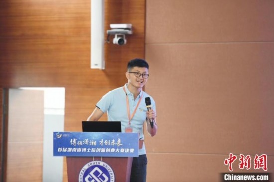 選手進行路演。楊華峰 攝