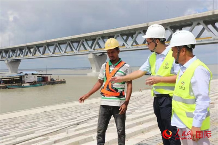 孟加拉國(guó)帕德瑪大橋河道整治工程北岸整治區(qū)域長(zhǎng)1.5千米，南岸長(zhǎng)11.5千米，是目前世界上規(guī)模最大的河道整治工程。人民網(wǎng)記者 孫廣勇攝